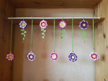 Die Blumen sind einfach zu häkeln, sehen am Fenster super aus! Danke für die tolle Anleitung!