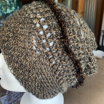 Haarnetzmütze von Petra Perle,wunderschöner Sitz habe sie in verschiedenen Farben gehäkelt.Auf dem Foto Habe ich ein Seidengarn verwendet mit leichtem Glanz.So ist sie auch ausgefeimt.