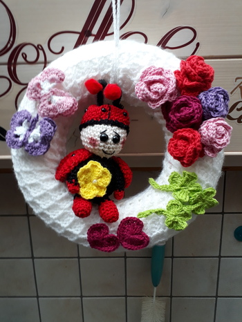 Hab einen türkranz mit dem Marienkäfer gehäkelt.  Hat sehr viel Spaß gemacht 😍😍😍