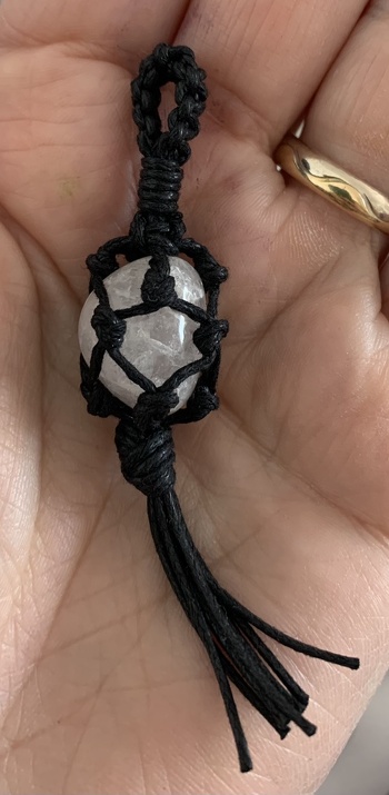 Halbedelstein, etwa 2,5 cm, in Makramee geknüpft