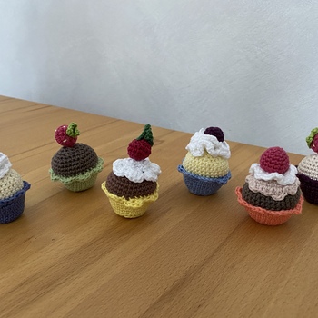 Kalorienarme Cupcakes und Muffins 😉 Gehäkelte Lieblinge für den Kaufladen der Kids 🤩👍🏻