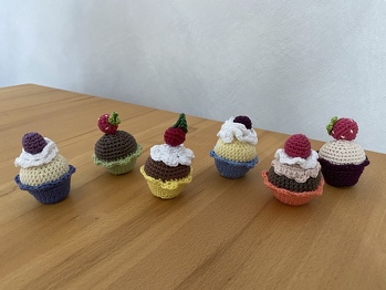 Kalorienarme Cupcakes und Muffins 😉 Gehäkelte Lieblinge für den Kaufladen der Kids 🤩👍🏻
