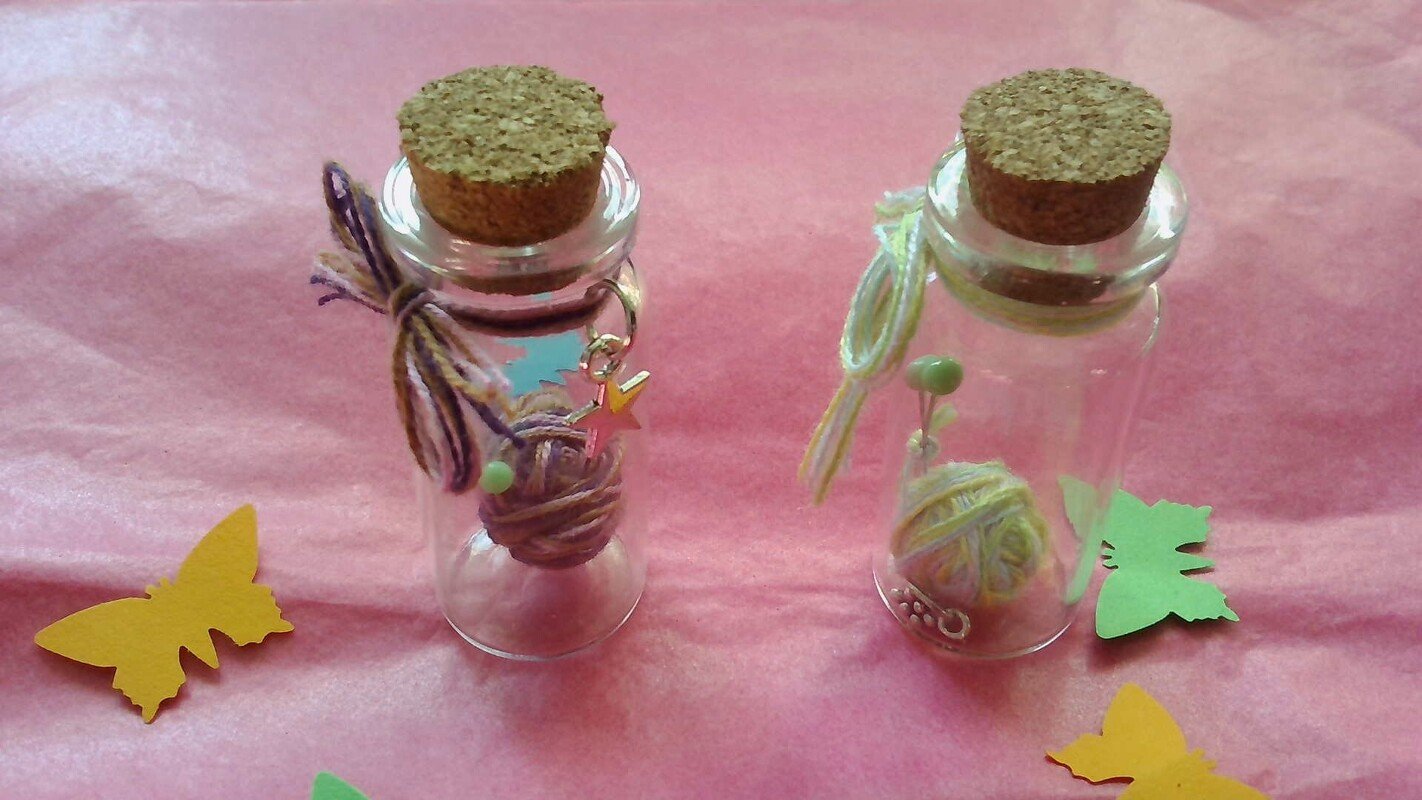 Handarbeiten Werke - Foto von Wollwicklerin