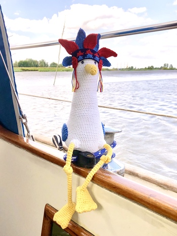 Die Möwe Marvin und ihre Freunde.
Eine Häkelanleitung von Maschefürmasche
https://www.crazypatterns.net/de/items/50727/moewe-marvin-und-freunde-haekelanleitung-in-deutsch
Die Möwe ist das Maskottchen für unser Segelboot „Die Indian“ Vielen Dank für die tolle Anleitung. Herzliche Grüße von der Elbe