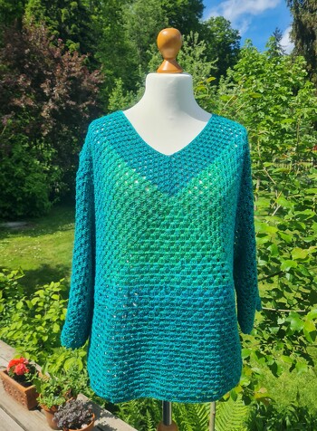 Basic Shirt mit einfachem Grannymuster von Petra Perle
Ein Must-Have für den Sommer und sehr leicht zu häkeln!