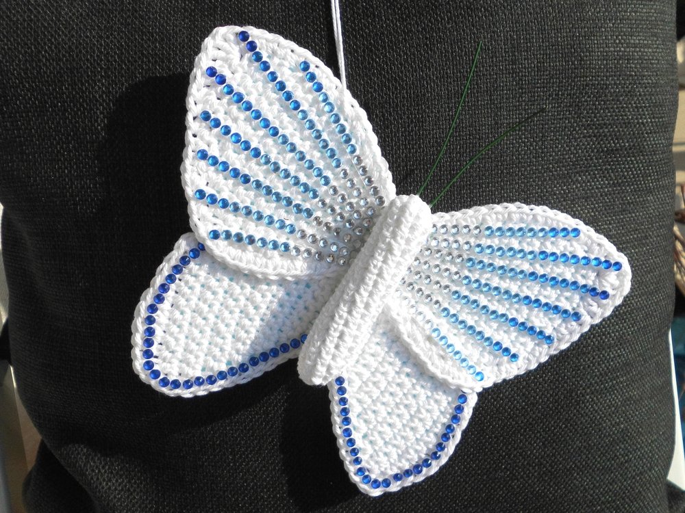 Butterfly deco hanger - simple made from scraps of yarn