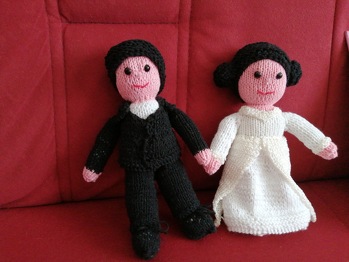 Ich habe nach einer Anleitung gesucht um ein Brautpaar zu stricken. Leider fand ich immer nur welche zum häkeln.Auf eine Anfrage hier bekam ich die Anregung für ein Buch und die Maerchenfiguren darin vielleicht etwas zu ändern. Das Ergebnis