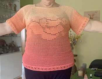 2. Model im Netztmuster mit Farbverlaufswolle