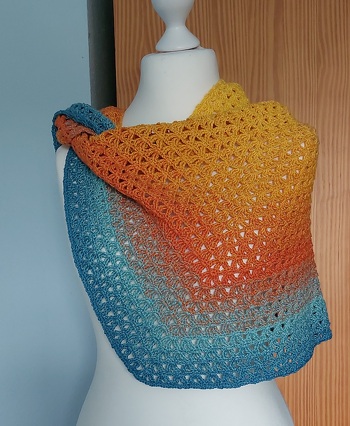 Tuch Aphrodite
Einfache Anleitung und schnell fertig.
Ich hab einen 4 fädigen Bobbel mit der Ll von 1000m und Ns 3,5 verwendet.