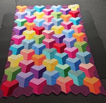 Decke nach einer englischen Anleitung mit bunten Farben. Das Vernähen der Fäden und das Zusammennähen ist wie immer bei so bunten Häkeleien das Ärgste an der Sache. Dauer der Häkelei ca. 125 Stunden