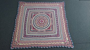 Mal was anderes, ganz nett zu häkeln. Aus dem Buch Cosy Crochet Blankets mit anderen Farben nachgehäkelt.