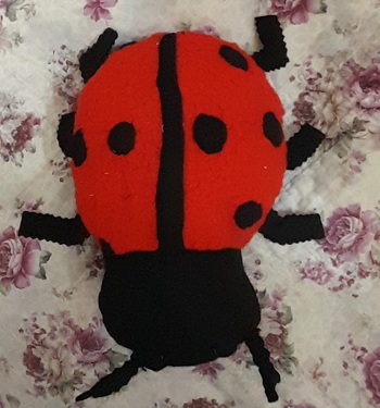 diesen Marienkäfer hab ich gestern entworfen und heute von Hand genäht