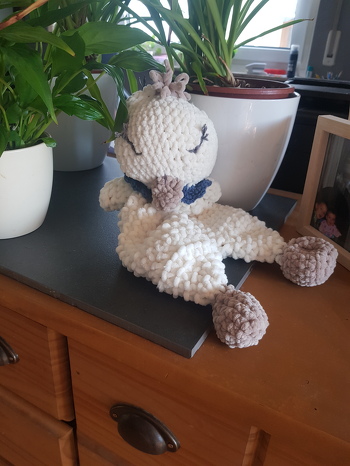 Tolles Tuch
Meins ist leider etwas größer ausgefallen wie gedacht,wegen meiner Nadelstärke aber es ist okay. Hab es für eine Bekannte gemacht und bin froh das es fertig ist😅😂🤣ich bin echt kein Fan von Amigurami