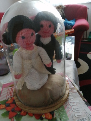Das Brautpaar ist nun ganz fertig. Die Figuren sind ca. 15 cm groß. Das kleine Kissen hab ich extra zugeschnitten damit es genau passt und dann mit Fuellwatte ausgestopfter. Die Puppen hab ich mit Stecknadel fixiert
