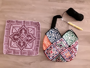 Wieder ein Mosaikgranny, und kleine uebriggebliebene Grannys werden zu einer Tasche. Nur noch die Henkel fehlen