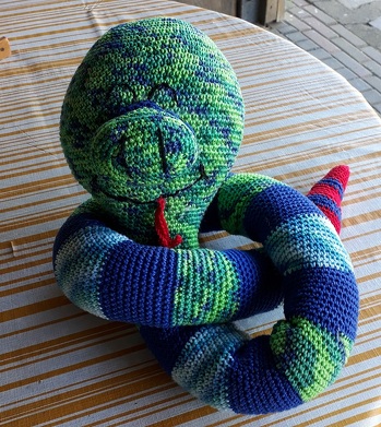 Grinse-Schlange gearbeitet nach der Anleitung von LaCritza
Die Farbzusammenstellung wurde von meinem Enkel gewünscht.
Es ist ja auch seine Schlange.