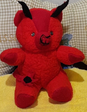 auf diese Idee brachten mich Freundinnen als ich ihnen erzählte ich hab noch knallroten Plüsch liegen ,