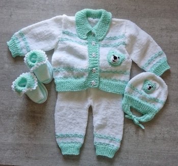 Diese Garnitur habe ich, in geänderter Form, nach einer Anleitung gestrickt. Alles mit Rundstricknadel und Nadelspiel, so das ich so gut wie keine Nähte hatte. Statt Pullover habe ich eine Jacke gestrickt,auch die Schühchen haben eine Reihe mit dem Mustersatz und statt einen Bommel an der Mütze habe ich einen Teddykopf angenäht