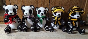 Insgesamt musste ich acht Panda häkeln ;-)