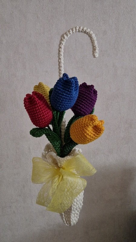 Häkel-Deko Tulpen im Regenschirm für Tür und Tisch - aus Wollresten