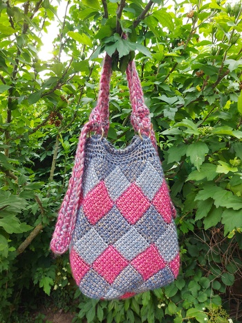 Diese Tasche in tunesischer Entrelac-Technik habe ich aus drei Knäuel 