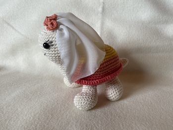 Hat sehr gut geklappt, gute Beschreibung! Ich habe ihr noch einen Schleier verpasst, das es ein Hochzeitsgeschenk für meine Freundin war :)