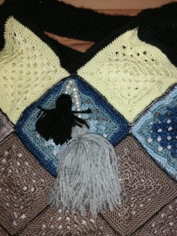 Eine granny squard bag in grau