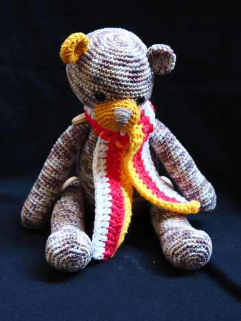 Die Anleitung für den Bären ist von Ribbelmonster. Der Schal ist eigenkreation.