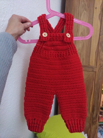 hübsch warm eingepackt und einfach nach zu häkeln. Anleitung gibt's kostenlos bei YouTube (woll-fee)
ca 4-5 Monate, aber an alle Grössen anpassbar.