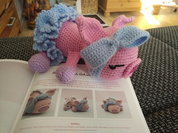 unheimlich süß und herzig.
einfache Anleitung und im Nu fertig:
Anleitung dazu im Buch:
Tierisch süße Häkelfreunde