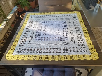 Für die Decke wurden ca. 3x175 m Garn verbraucht.