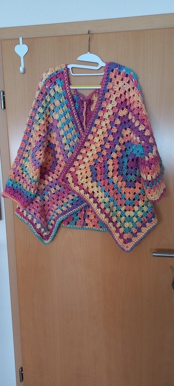 Granny Jacke von Petra Perle.
Empfohlen NS 5. Das war mir aber zu steif.  Habe NS 7 verwendet. Die Anleitung ist ein Traum.  Ich freu mich über die Jacke.