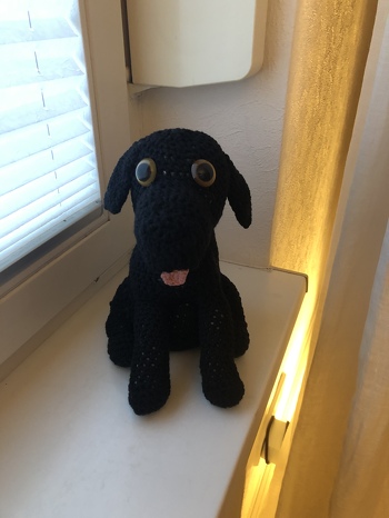 Ich habe den Hund als Türstopper gehäkelt!
Obwohl ich Schwierigkeiten mit der Anleitung hatte, ist der Hund mit eigener Intuition, ganz süß geworden