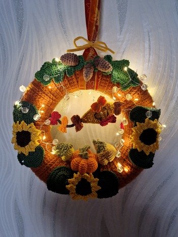 Diesen Herbstkranz habe ich nach meinem Geschmack gestaltet. Da ich ihn ins Fenster hängen möchte, bekam auch die Rückseite etwas Deko. Somit sieht es von dieser Seite nicht ganz so trist aus. Zur abrundung noch eine Lichterkette dran und sschon strahlt alles