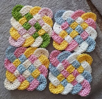 Das hat so ein Spaß gemacht. 😍 Auch super für Wollreste.
Es besteht aus 2 schmalen und 2 breiten Ringen