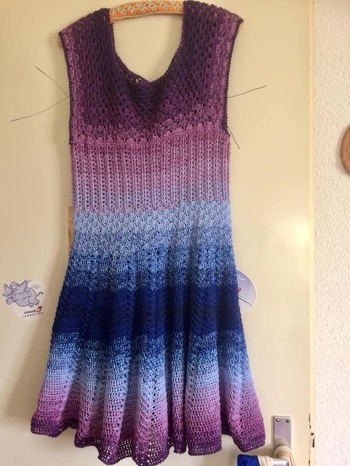 Anleitung hier gekauft. Weis im moment nicht ,wie das Kleid heisst und von wem