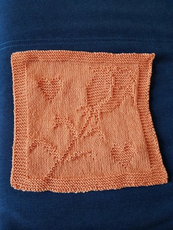 Ich liebe Orange-Gelbe Rosen.
Darum die Farbe Orange.
Die Anleitung ist gut beschrieben und Anfänger sollten keine Probleme beim nacharbeiten haben.