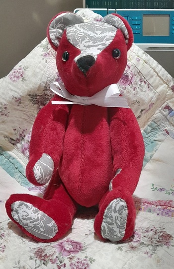 Vintage Teddy aus rotem Samt für die Kindertafel, der Teddy ist auch wieder total von Hand genäht