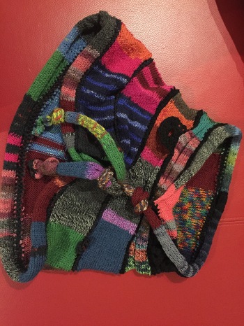 Endlich eine Möglichkeit die vielen Wollreste zu etwas wirklich schönem zu verstricken.
Es hat viel Spaß gemacht. Der Loop fällt auf und passt zu allen möglichen Farben optimal.