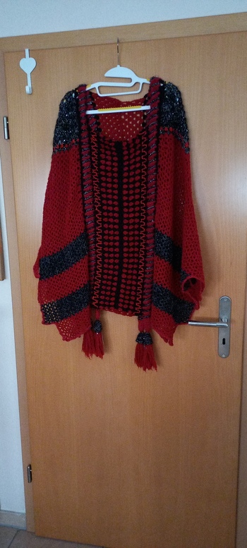 Meine Drachenlady ist fertig. Poncho nach Anleitung von Petra Perle . Wie immer eine großartige Erklärung und Anleitung.  Sieht kompliziert aus, ist aber super einfach. Ich freu mich!