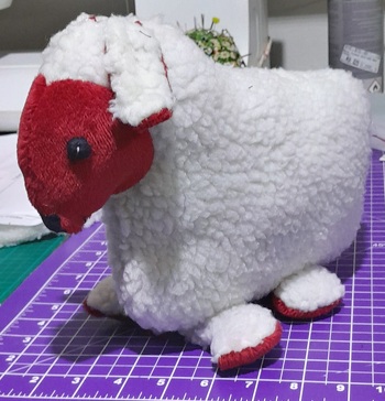 ein kleines Schlafschaf als Kuschelkissen