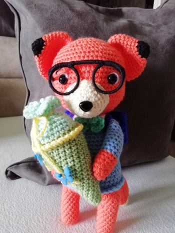 Hurra ich bin ein Schulkind und nicht mehr klein. Ich trage auf meinen Rücken ein Ränzelein!