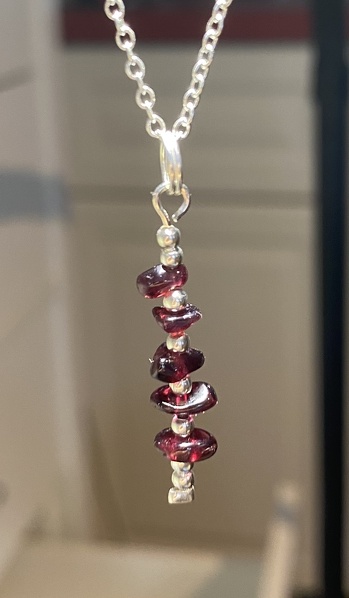Echter Granat mit Silberperlchen und -kettchen