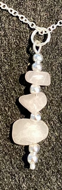 Echter Rosenquarz mit Silberperlchen und -kettchen