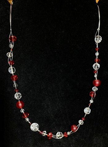 Mit dieser Kette war ich dann „schon“ nach 1,5 Stunden (so gut wie) fertig (es fehlt noch ein Kettchen im Nacken)