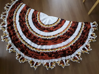 Schmetterlingstuch nach einer Anleitung von Petra Perle. Richtig schön groß geworden.