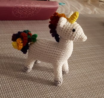 Das kleine Einhorn ist gestern entstanden, und auch fertig geworden. War für eine Kollegin zum Geburtstag. Sie hat sich sehr gefreut. Video-Anleitung im i-net gefunden.
Muß heute jedoch zwangspausieren, rechte Hand tut weh, kann nicht richtig zufassen.