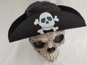 Piratenhut für das Kostüm zu Halloween für den Enkel.
Genäht aus Filzstoff
