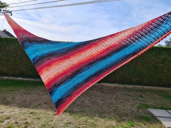 2 Nadel Tuch gestrickt (mit NS 4+8), hatte 380m