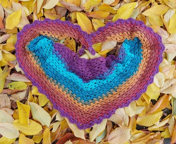 Flaches Dreiecktuch im Grannymuster aus Mandala mit Glitzer von Yarnart.